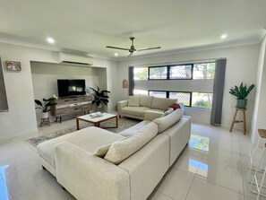 Smart TV, stereo - New Pool Now Open! - Trinity Beach Haven (Trinity Beach)