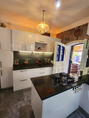 Apartment, 4 Bedrooms, Private Pool, Garden View | Private kitchen