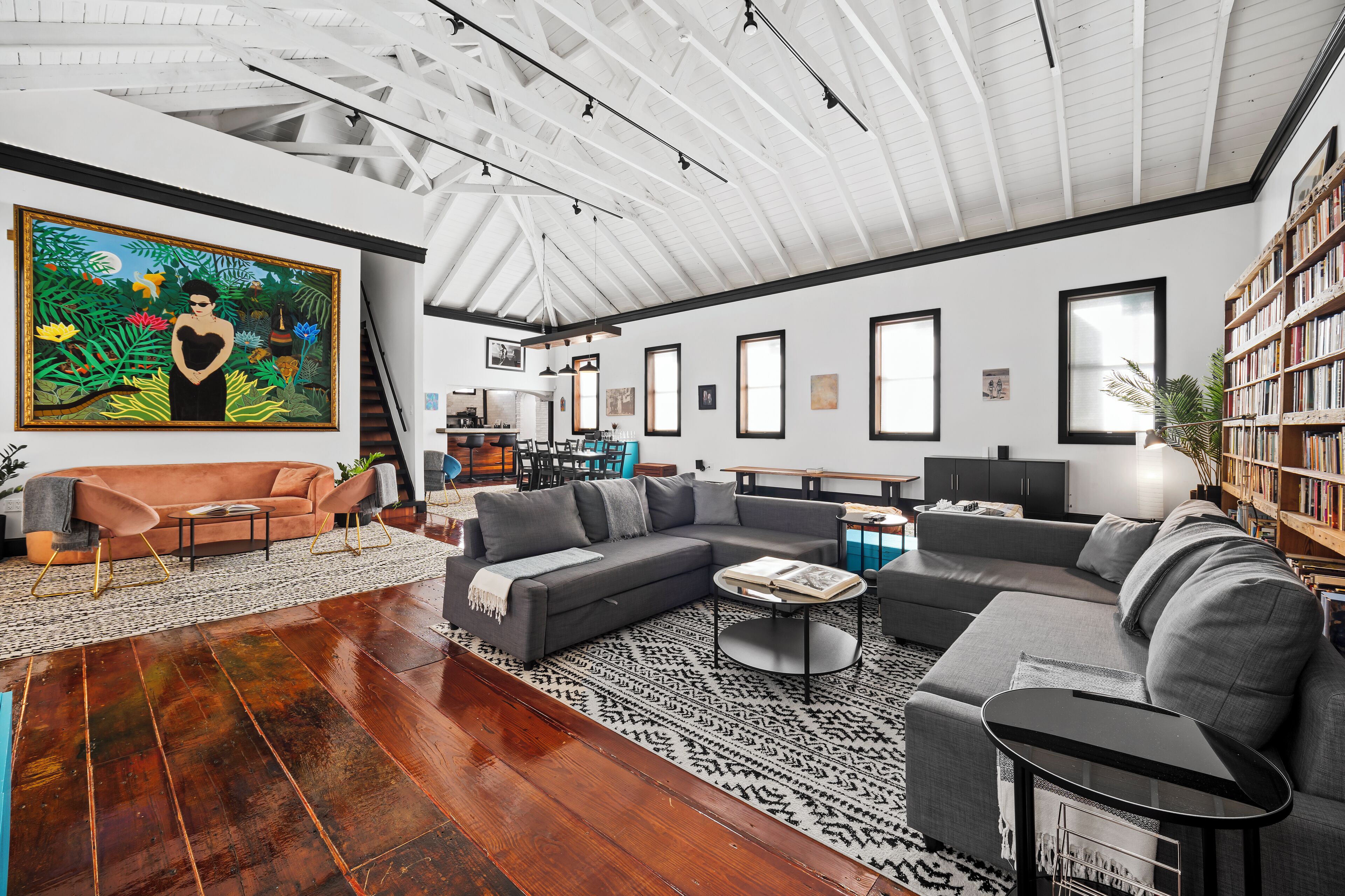 Smart-TV, bøker og stereoanlegg