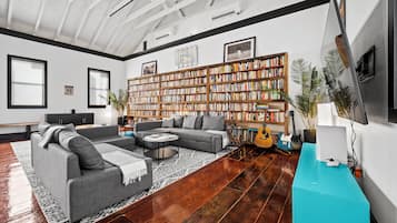 Smart TV, libros y estéreo