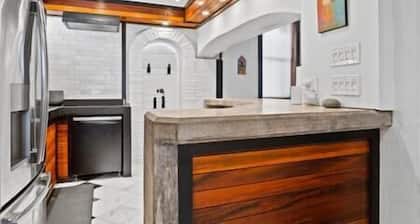 Single Night Bookings Welcome - Tropical Modern Loft - SoHo Style - Concierge