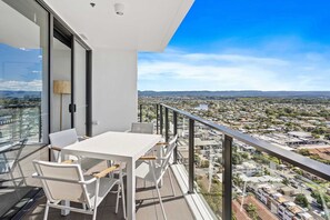 Outdoor dining - Escape to paradise at this exquisite 2 bedroom, 2 bathroom apartment. (Gold Coast)