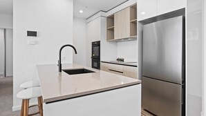 Réfrigérateur, four à micro-ondes, un four, surface de cuisson