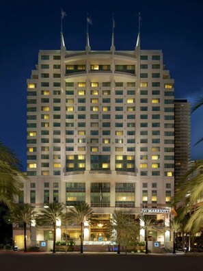 Exterior - 2 Connecting Suites at a 5⭐️ Hotel (Miami)