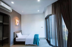 Frette Italian sheets, premium bedding, down duvets, Select Comfort beds - Canh Tien Homestay Tam Thanh Beach (Da Nang)