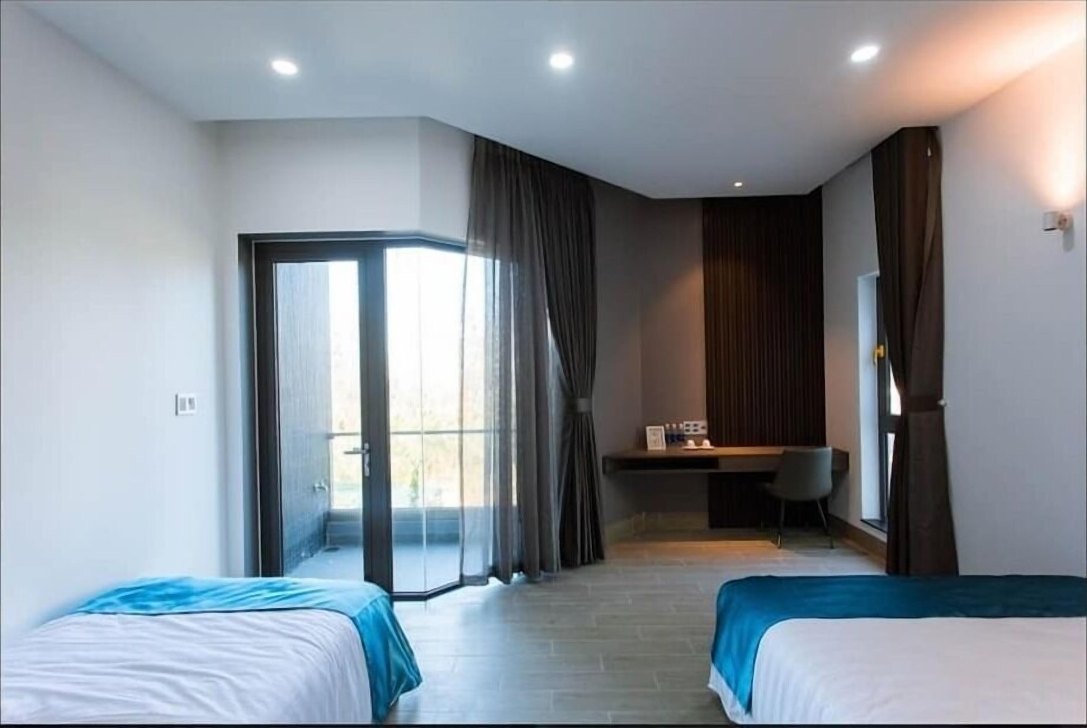 Kamar Triple Standar | Seprai Frette Italia, seprai premium, dan selimut bulu angsa