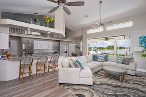 Smart TV, fireplace, ping pong - Latitude Adjustment Florida (Fort Myers)