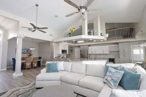 Smart TV, fireplace, ping pong - Latitude Adjustment Florida (Fort Myers)