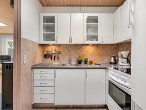 Køleskab, mikrobølgeovn, opvaskemaskine, køkkentøj/tallerkener/redskaber