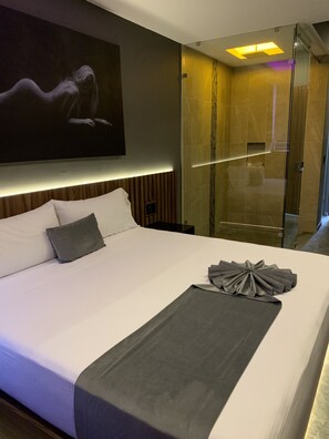 Basic Room, 1 King Bed