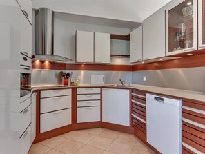 Kjøleskap, mikrobølgeovn, oppvaskmaskin og kjøkkenutstyr