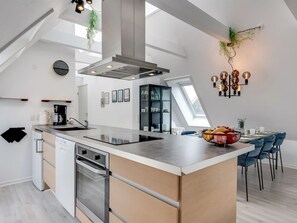 Een koelkast, een oven, een vaatwasser, een kinderstoel