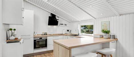 Kjøleskap, mikrobølgeovn, oppvaskmaskin og høy barnestol