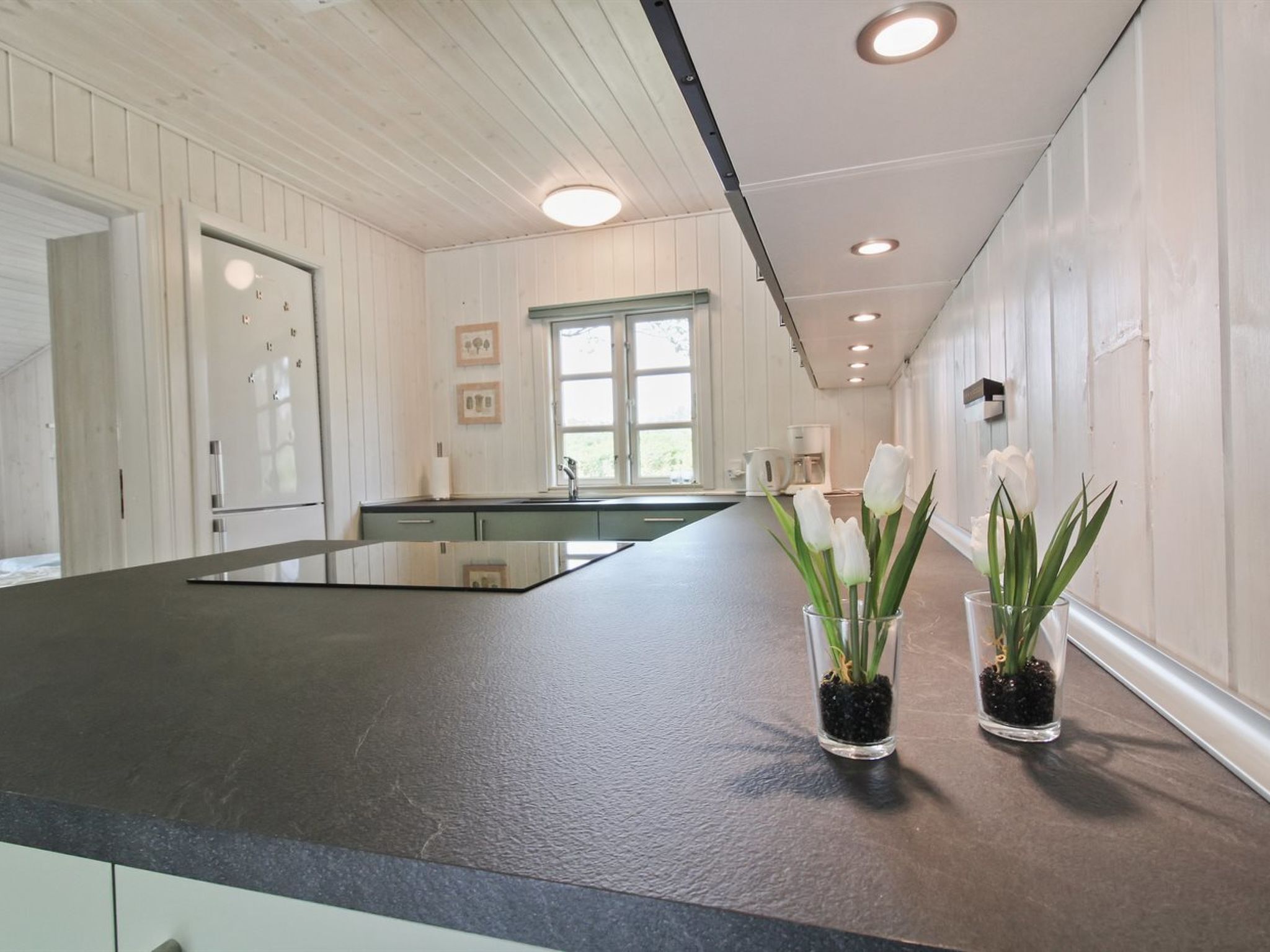 Een koelkast, een microgolfoven, een vaatwasser