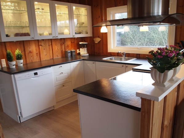 Refrigerador, horno, lavavajillas, silla alta para bebés