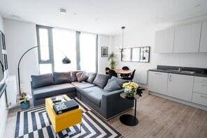 TV - 1-Bed Apartment- Sleeps 2, Central Links & Pets Ok (London)