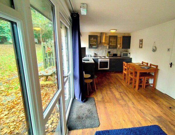 冷蔵庫、電子レンジ、オーブン、コンロ