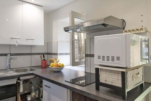 Geladeira, micro-ondas, cooktop, cafeteira/chaleira