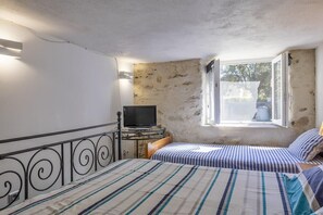 1 bedroom, bed sheets