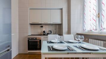 Frigorifero, microonde, forno, pentole/stoviglie/utensili