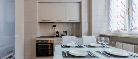 Réfrigérateur, micro-ondes, four