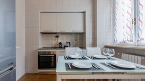 Fridge, microwave, oven, cookware/dishes/utensils - [Porta Nuova - Center] Stylish Suite with Wi-Fi (Torino)