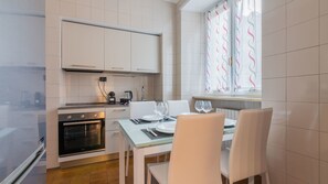 Kühlschrank, Mikrowelle, Ofen, Kochgeschirr/Geschirr/Besteck