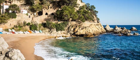 Una spiaggia nelle vicinanze