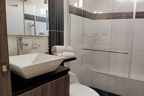 Svíta | Baðherbergi | Sturta, regnsturtuhaus, hárblásari, handklæði