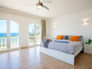 4 bedrooms, desk, internet