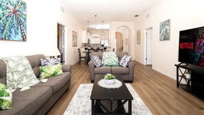 聯排別墅, 多張床, 陽台, 花園景觀 (Family Ties at Bahama Bay) | 起居區 | 42-吋平面電視，提供數位頻道