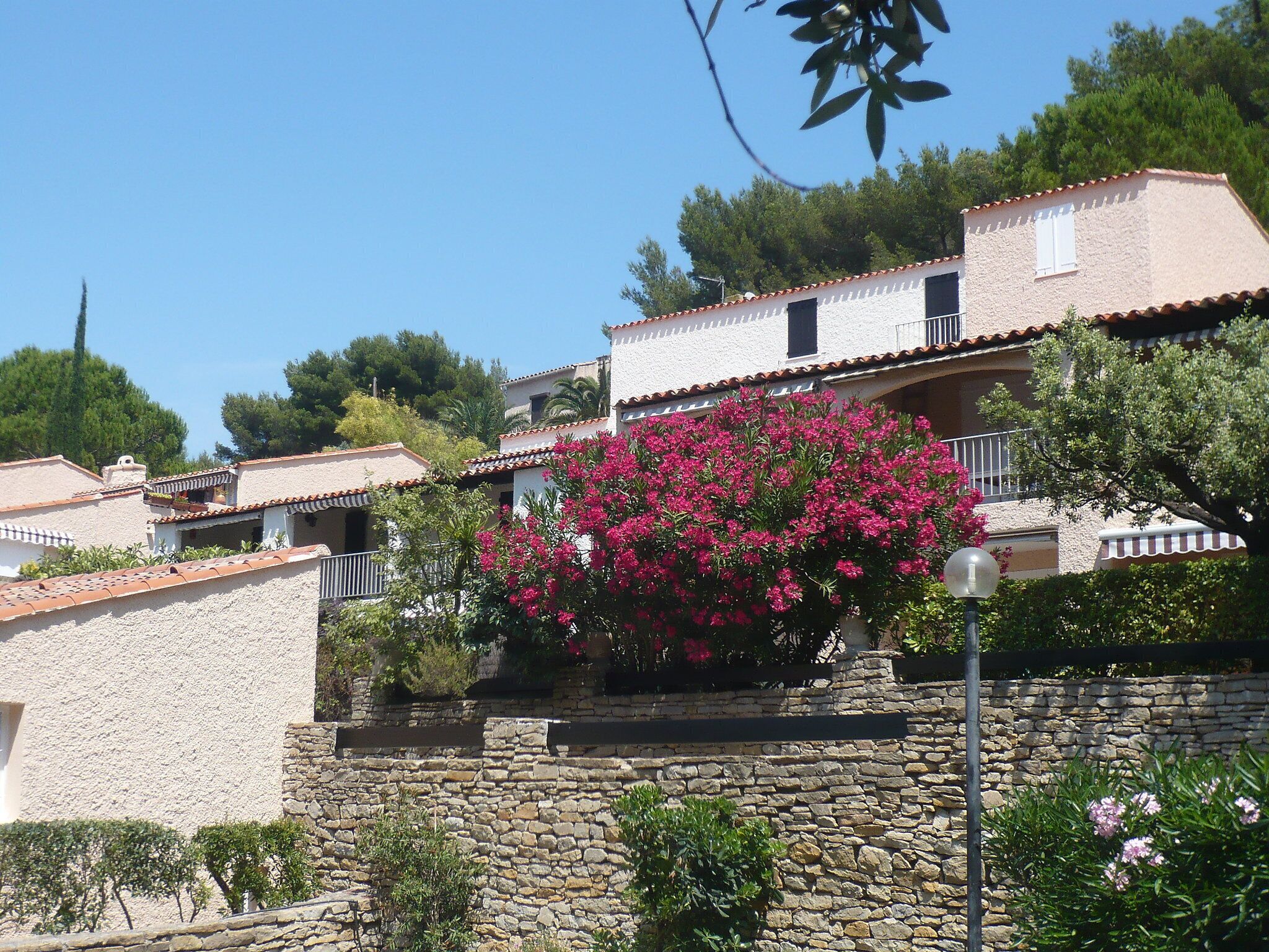 Un bâtiment traditionnel doté d’un mur en pierre et d’un balcon.