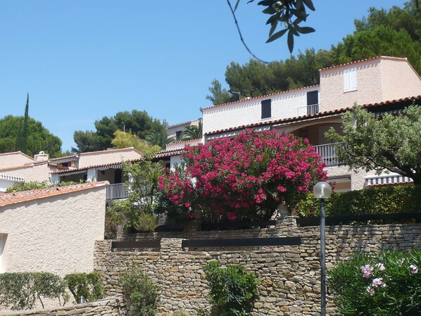 A traditional building with a stone wall and a balcony. - Hauts de la Madrague by Interhome (Saint Cyr sur Mer La Madrague)