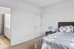 Condo, nhiều giường, ban công | 2 phòng ngủ, trang trí khác biệt