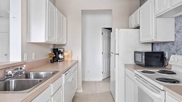 Condo, Multiple Beds, Balcony | Private kitchen | Fridge, microwave, oven, stovetop