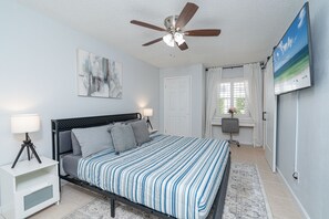 Townhouse, flere senger, terrasse, hageutsikt (Beachside Palms) | 2 soverom, individuelt dekorert, individuelt innredet og skrivebord