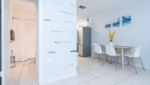 Pientalo, useita sänkyjä, patio, näköala puutarhaan (Beachside Palms) | Ruokailu omassa huoneessa