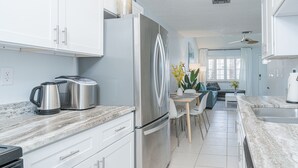 Pientalo, useita sänkyjä, patio, näköala puutarhaan (Beachside Palms) | Yksityinen keittiö | Kahvin-/teenkeitin, jääkaappi, mikroaaltouuni, uuni