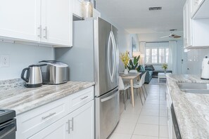 Maison mitoyenne, plusieurs lits, patio, vue jardin (Beachside Palms) | Cuisine privée | Réfrigérateur, micro-ondes, four, plaque de cuisson