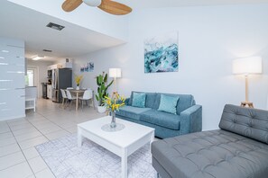 Townhouse, flere senger, terrasse, hageutsikt (Beachside Palms) | Oppholdsområde | En 50-tommers Flatskjerm-TV med digitale kanaler