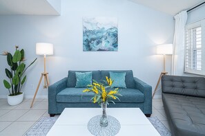 Townhouse, flere senger, terrasse, hageutsikt (Beachside Palms) | Oppholdsområde | En 50-tommers Flatskjerm-TV med digitale kanaler