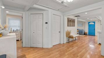 Rumah, Beberapa Tempat Tidur, dapur, pemandangan kebun | Interior