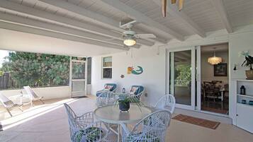 Casa, várias camas, varanda, vista para o jardim (Mango House) | Opções para refeição ao ar livre