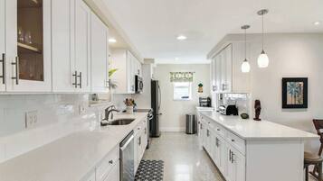 House, Multiple Beds, Patio, Garden View (Mango House) | Private kitchen | Fridge, microwave, oven, stovetop