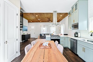 Maison, plusieurs lits, cuisine, vue jardin | Cuisine privée | Réfrigérateur, micro-ondes, four, plaque de cuisson