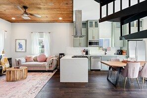 House, Multiple Beds, Kitchen, Garden View | In-room dining