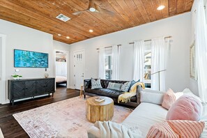 Ferienhaus, Mehrere Betten, Küche, Gartenblick | Wohnbereich | 42-Zoll-Flachbildfernseher mit Digitalempfang