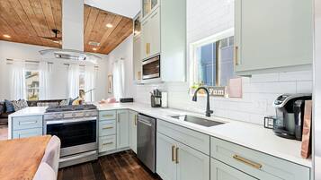 House, Multiple Beds, Kitchen, Garden View | Private kitchen | Fridge, microwave, oven, stovetop