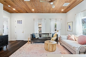 Ferienhaus, Mehrere Betten, Küche, Gartenblick | Wohnbereich | 42-Zoll-Flachbildfernseher mit Digitalempfang