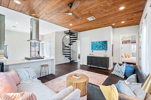 Ferienhaus, Mehrere Betten, Küche, Gartenblick | Wohnbereich | 42-Zoll-Flachbildfernseher mit Digitalempfang